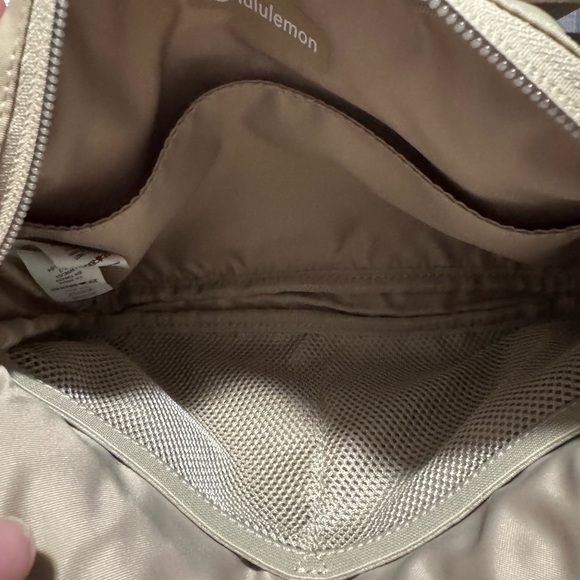 Lulu City Adventurer Crossbody Bag
2.5L - Picture 5 of 5